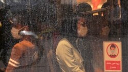 Ljudi u maskama u javnom gradskom prevozu, Teheran, Iran