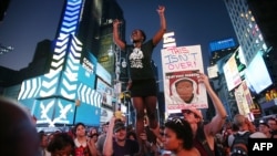 Трэйвон Мартиндин тарапкерлери Нью-Йорктогу демонстрацияда. 14-июль 2013