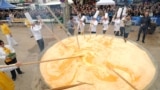 Membrii Frăției Omletei Uriașe din Bessières gătesc o omletă uriașă în cadrul sărbătorilor pascale, pe 28 martie 2016