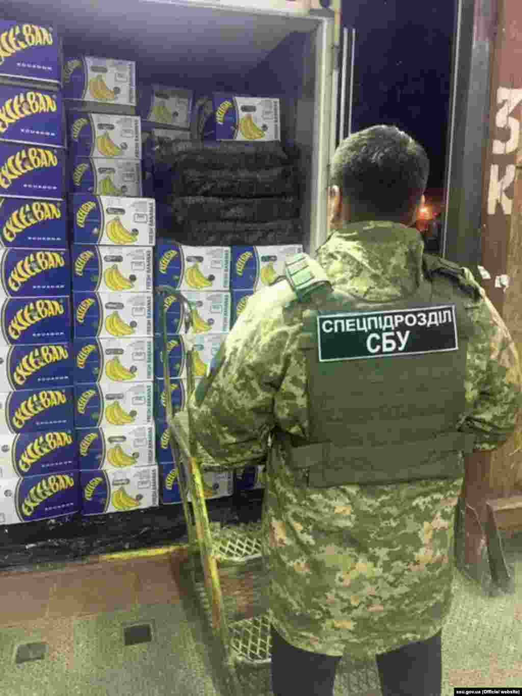 УКРАИНЕ - Украинската безбедносна служба (СБУ) соопшти дека заплениле пратка од јужноамрикански наркотици во вредност од околу 51 милиони долари.