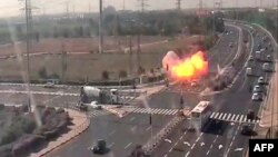 Snimka CCTV kamere izraelske vladine kompanije za prometnu infrastrukturu (Netivey Israel), prikazuje trenutak kada je ispaljena raketa iz pojasa Gaze pogodila autoput u blizini Gan-a Yavne 12. novembra 2019. 