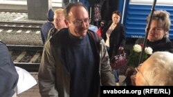 Белорусский оппозиционный политик и политэмигрант Вячеслав Сивчик на вокзале в Минске по приезде на родину. 15 сентября 2015 года.