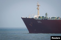 O navă sub pavilion indian, care transportă GPL, în Strâmtoarea Ormuz.