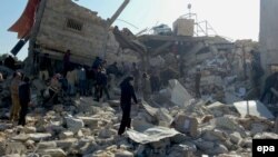 Pamje nga një ndërtesë e shkatërruar në Idlib të Sirisë, për të cilën thuhet se ishte spital