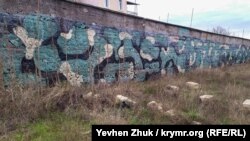 Граффити «Камуфляж» на заборе в дачном кооперативе на мысе Фиолент