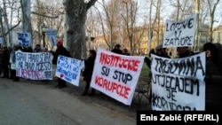 Aktivisti su Badnića dočekali transparentima i povicima