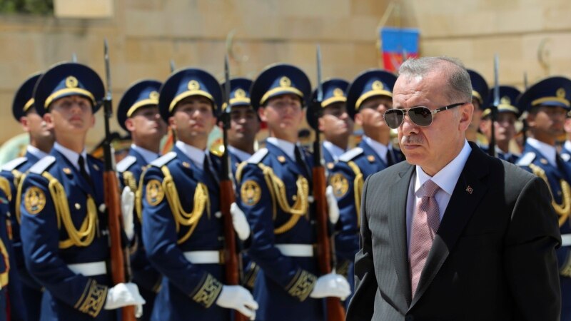 Ердоган најави дека министерот за одбрана може да раководи со армијата