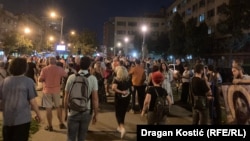 Skup ispred policijske stanice u Beogradu, 6. septembar 2025.