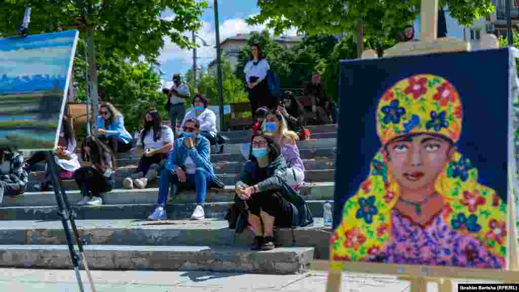 Në këtë festival u ekspozuan edhe disa punime artistike, ku fokusi ishte te gruaja.