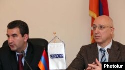 Տնտեսական մրցակցության պաշտպանության պետական հանձնաժողովի նախագահ Արտակ Շաբոյանը եւ ԵԱՀԿ-ի երեւանյան գրասենյակի ղեկավար Սերգեյ Կապինոսը լրագրողների հետ հանդիպմանը: Երեւան, 6-ը սեպտեմբերի, 2010թ. 