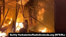 Внаслідок удару по центральному ринку почалася масштабна пожежа
