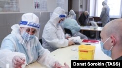 Взятие анализа на наличие антител к COVID-19 у призывника в областном сборном пункте «Егоршино» в Свердловской области России.