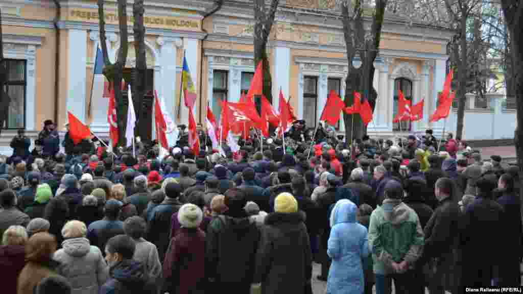 Membii şi simpatizanţii PCRM şi-au scandat lozincile şi în faţa reşedinţei prezidenţiale