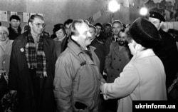 В’ячеслав Чорновіл вітає виборців під час голосування на Всеукраїнському референдумі за Незалежність України, Львів, 1 грудня 1991
