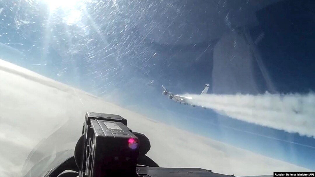 Incidentul a fost dezvăluit prima oară de ministrul britanic al Apărării, Ben Wallace, care a declarat în parlament că un avion de luptă rus a lansat o rachetă în apropierea unui avion britanic neînarmat care patrula în spațiul aerian internațional.