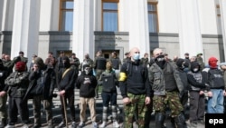 Pripadnici desnog sektora ispred zgrade Parlamenta u Kijevu, 28. mart 2014. 