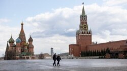 Карантин кезінде Қызыл алаңда жүрген полиция қызметкерлері. Мәскеу, 20 сәуір 2020 жыл.