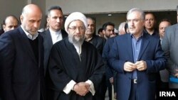 اکبر طبری، نفر اول سمت چپ، در کنار رئیس سابق قوه قضاییه جمهوری اسلامی