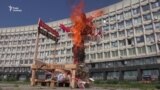 У Сумах «громадська інквізиція» палила місцеву «корупцію» (відео)