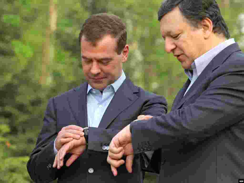 Rusija - Vrijeme je važno - Ruski predsjednik Dmitry Medvedev i predsjednik Europske komisije Jose Manuel Barroso kontroliraju tačnost svojih satova prije neformalnog susreta za vrijeme samita Rusija ' EU u Khabarovsku (8550km udaljeno od Moskve). 