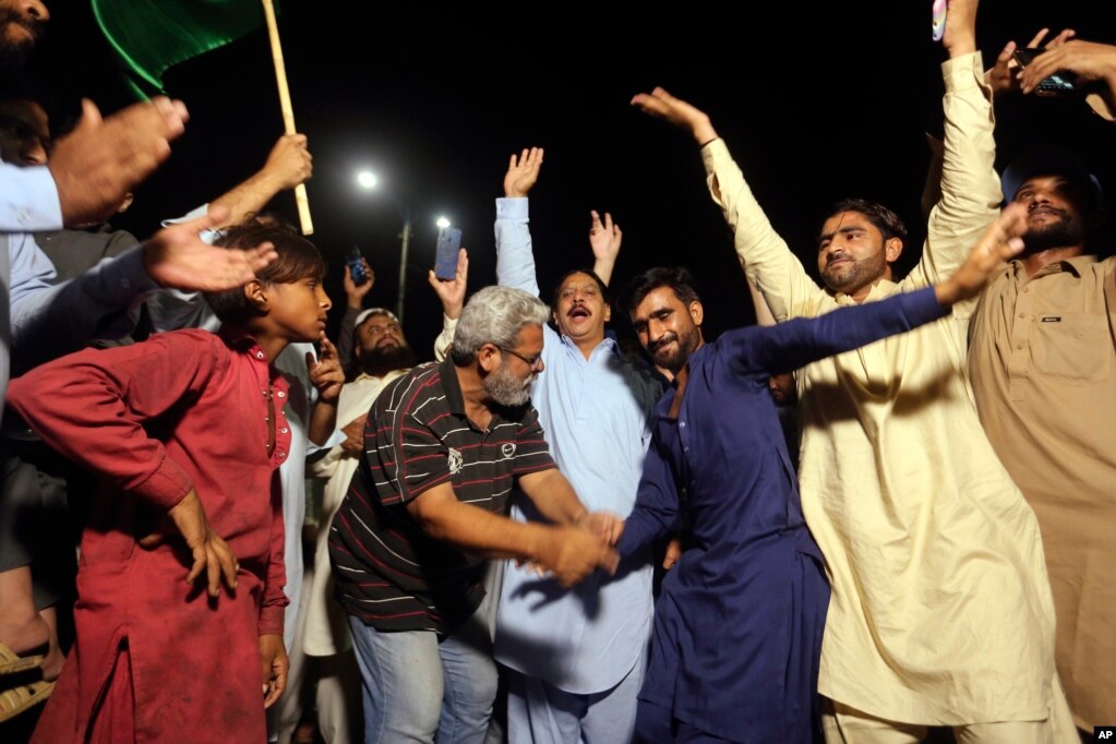Mbështetësit e opozitës në Pakistan festojnë votimin e mosbesimit kundër kryeministrit Imran Khan. Karaçi, 10 prill.