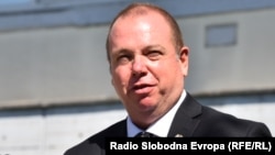 Zemlja doslovce umire zbog korupcije, ljudi odlaze, jer misle da ne mogu dobiti poslove bez nekih veza, kaže za Radio Slobodna Evropa Eric Larson.