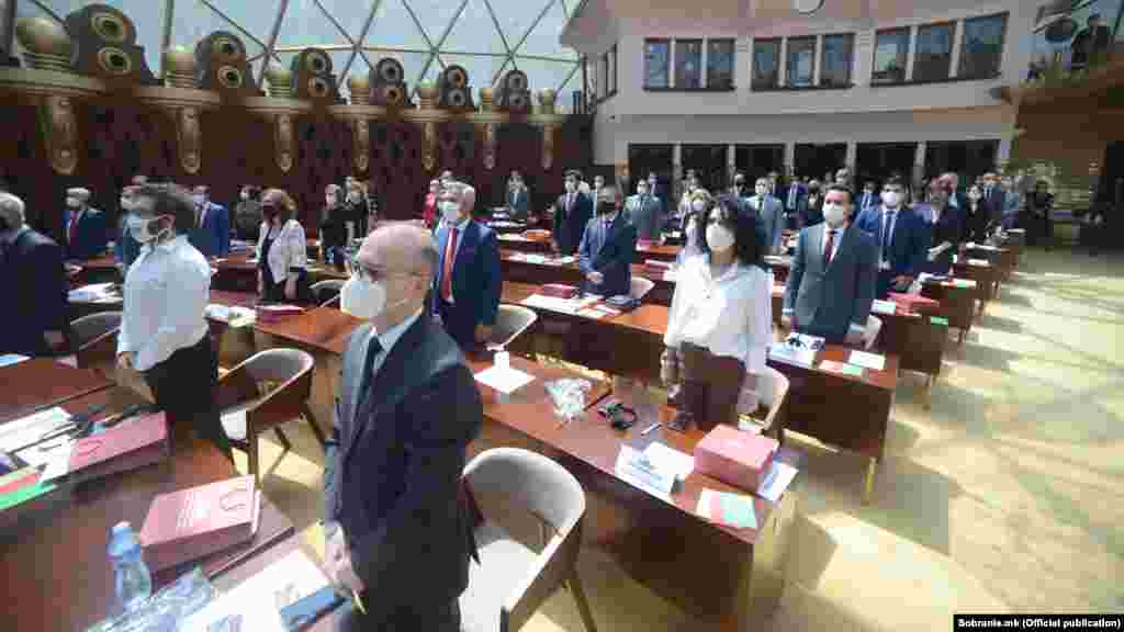 СЕВЕРНА МАКЕДОНИЈА - Стоте компјутери за кои вчера и денеска беа објавувани информации во дел од медиумите се за службата на Парламентот, а не за пратениците и тоа најмалку има врска со одржување на онлајн седници, изјави денеска претседателот на Собранието, Талат Џафери. Лаптопите биле набавени како донација од Швајцарската амбасада.