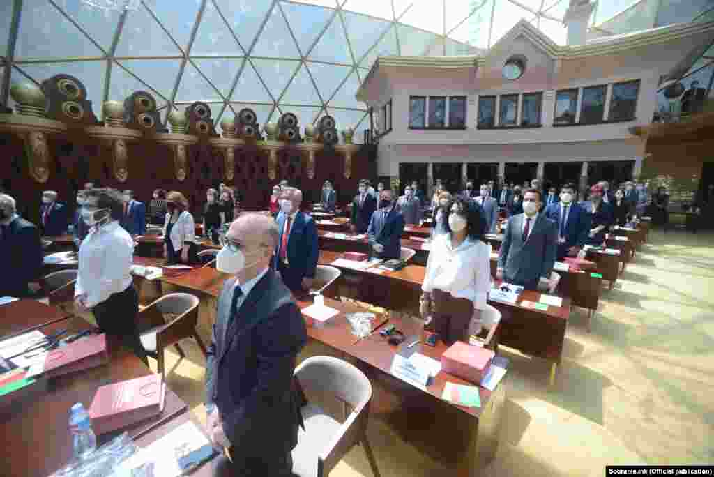 СЕВЕРНА МАКЕДОНИЈА - Собранискиот претседател талат Џафери денеска информираше дека 44 пратеници од минатиот парламентарен состав доставиле барања до Собранието за апанажа, а се уште трае рокот за поднесување барање за надомест по престанок на функција од поранешните министри.