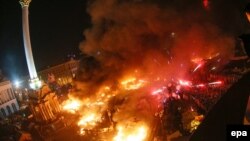 Pamje e Sheshit të Pavarësisë në Kiev gjatë përleshjeve të mbrëmshme ndërmjet protestuesve dhe policisë 