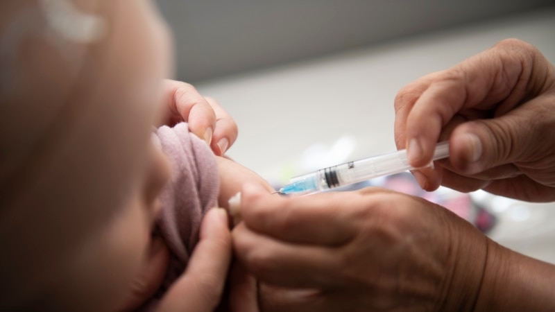 Nga Facebook-u te fruthi: Skepticizmi që ndikon në vaksinimin e fëmijëve në Kosovë dhe rajon 