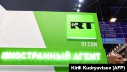 Logo RT ("Russia Today"), ruske državne televizije, u Sankt Petersburgu, tokom Međunarodnog ekonomskog foruma 24. maja 2018. 