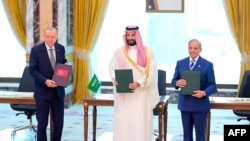 (از راست به چپ) شهباز شریف، صدراعظم پاکستان، محمد بن سلمان، ولیعهد عربستان سعودی و رجب طیب اردوغان، رئیس جمهور ترکیه