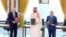 محمد بن سلمان، ولیعهد عربستان سعودی (وسط)، رجب طیب اردوغان، رئیس‌جمهوری ترکیه (چپ)، و شهباز شریف، نخست‌وزیر پاکستان، پس از امضای «توافق‌نامه دفاع مشترک مکه» 