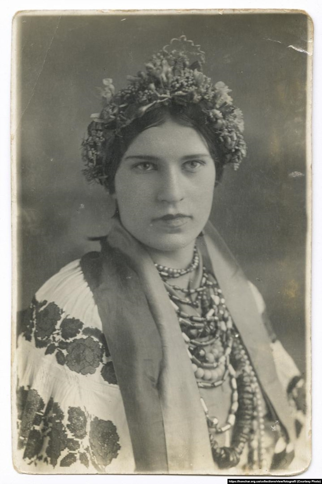 Жіночий стрій з прикрасами. Віра Величко у вінку та вишитій сорочці. 1939 рік. З колекції Музею імені Івана Гончара