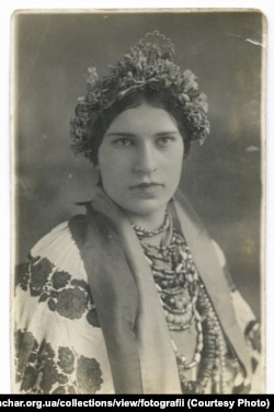 Жіночий стрій з прикрасами. Віра Величко у вінку та вишитій сорочці. 1939 рік. З колекції Музею імені Івана Гончара