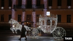 Санкт-Петербургте инсталляция маңынан өтіп бара жатқан адам. 