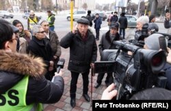 Гражданский активист Нурлан Боланбаев выступает перед журналистами. Алматы, 22 февраля 2020 года.