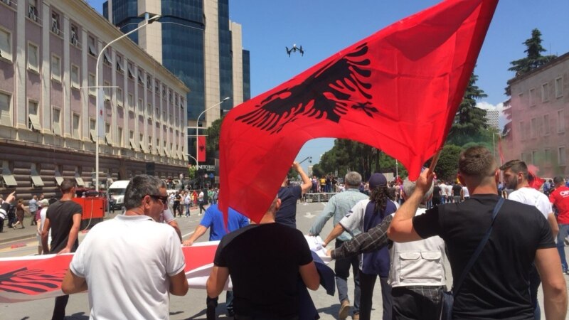 Жив штит за одбрана на Националниот театар во Тирана