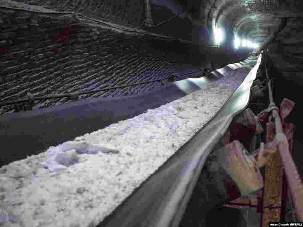 Мелена сіль потрапляє на конвеєр, який доставляє її на поверхню. Процес транспортування&nbsp; видобутої солі з глибини шахти під Соледаром. (фото 2019 року)