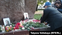 Flowers placed in front of photographs of slain Russian investigative journalist Anna Politkovskaya on a monument to gulag victims in St. Petersburg. (file photo)