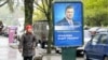 Ukraina prezidenti vazifesine o zaman muhalefet namzeti olğan Viktor Yanukoviç, Aqmescit ve bütün Qırımda tış reklamasınıñ lideri edi
