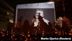 Портрет на Орбан се прожектира върху сградата на унгарската телевизия, докато отвън тече протест срещу новия Трудов закон. Снимката е от декември 2018 г.