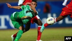 لاعب المنتخب العراقي بكرة القدم أحمد ياسين يسدد الكرة بإتجاه مرمي منتخب عُمان