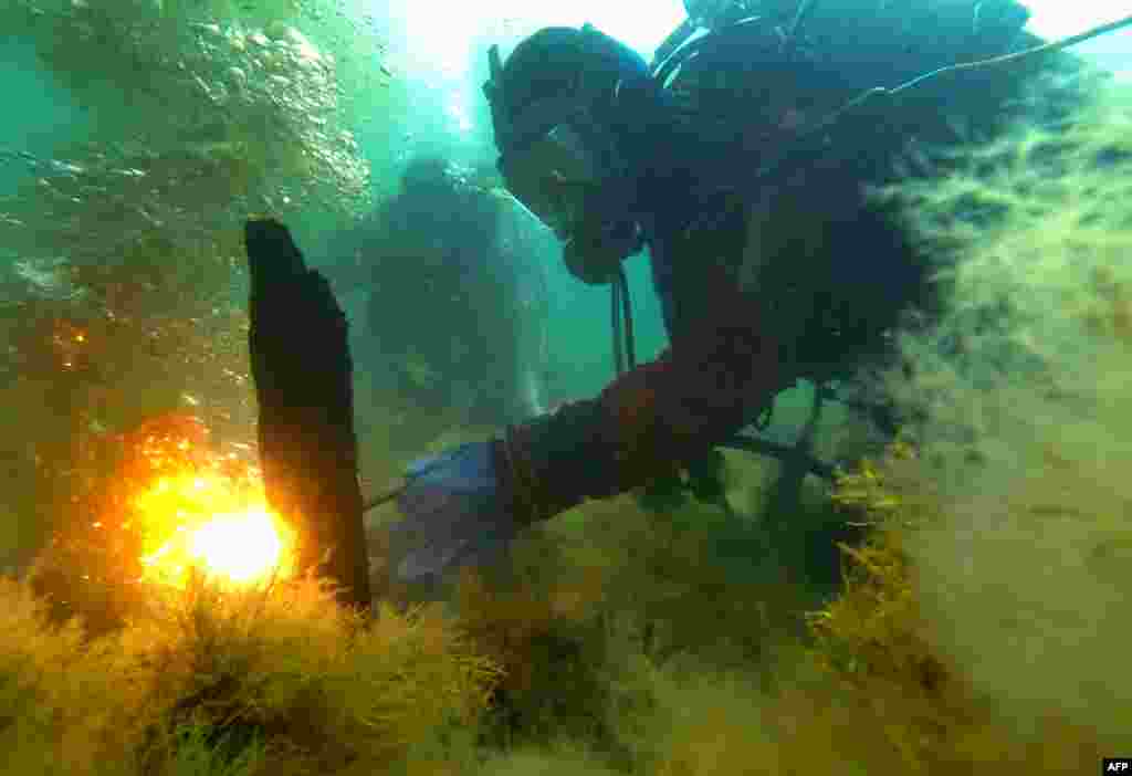 Russian Emergency Situations Ministry divers use underwater welding to remove scrap metal ahead of the swimming season near the Crimean resort town of Alushta. (AFP/Yuriy Lashov)