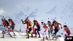 Russia -- Sochi - Athletes compete at the start of the Women's Biathlon 4x6 km Relay at the Laura Cross-Country Ski and Biathlon Center during the Sochi Winter Olympics on February 21, 2014, in Rosa Khutor, near Sochi. AFP PHOTO / ALBERTO PIZZOLI