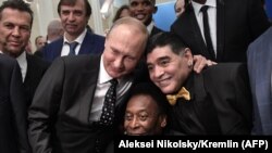 Vladimir Putin i Dijego Maradona sa legendom fudbala Peleom, decembar 2017.