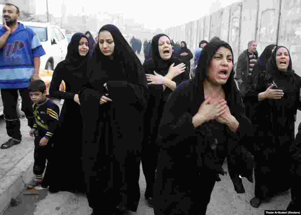 Шиитские женщины оплакивают&nbsp;погибших в результате взрыва возле кафе в районе Садрия в Багдаде. 26 ноября 2013 года.