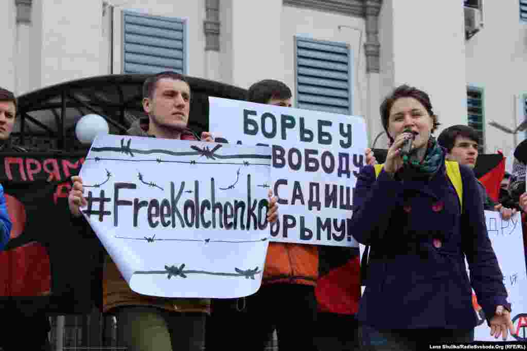 Kiyevde Rusiyede mahkeme etilgen Qırım faali Aleksandr Kolçenko ile birdemlik aktsiyası olıp keçti, 2015 senesi aprel 6 künü