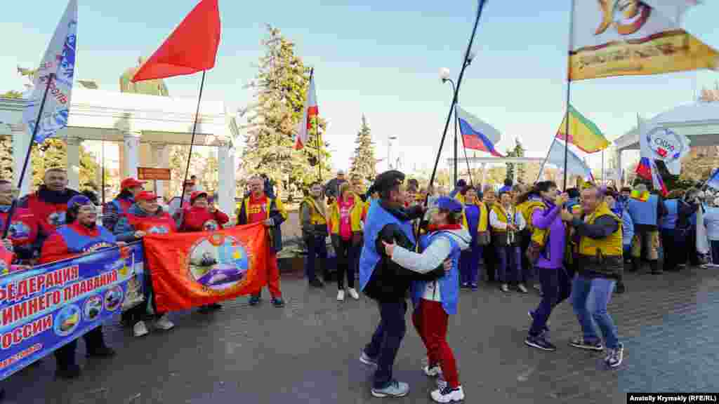 В останній день осені в Саках відкрили сезон зимового купання