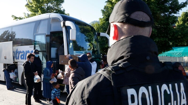 Bllokohen autobusë me 270 emigrantë në Bosnjë
